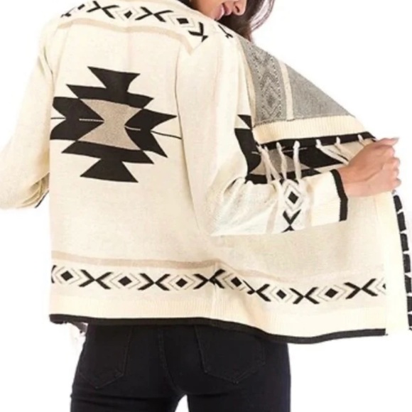 GORGEOUS TRIBAL PRINT OPEN FRONT FRINGED SWEATER! - Picture 3 of 17